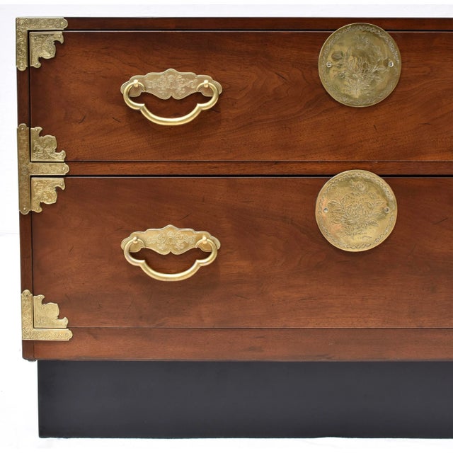 Burnt Umber 1970s Henredon Chinoiserie Tansu Campaign Commodes in Mahogany & Brass For Sale - Image 8 of 12
