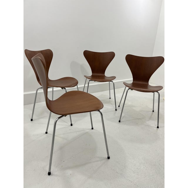 Stacking Chairs 3107 Designer: Arne Jacobsen Year: Design 1955, Production 1968 Manufacturer: Fritz Hansen Country:...