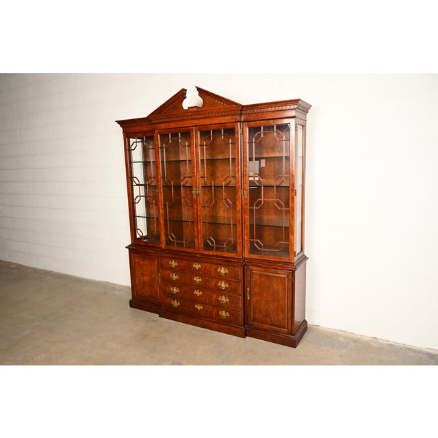 English Henredon Georgian Carved Mahogany Breakfront Bookcase Cabinet For Sale - Image 3 of 16
