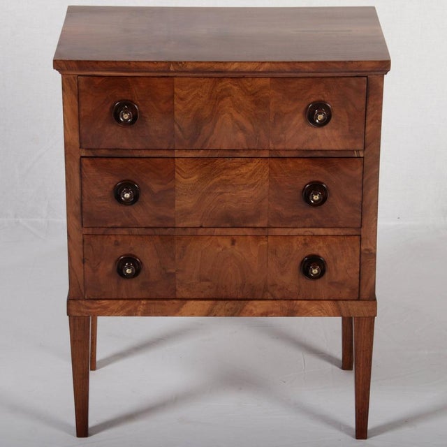 Early 19th Century Small Antique Biedermeier Chest of Drawers in Walnut, 1820 For Sale - Image 5 of 18