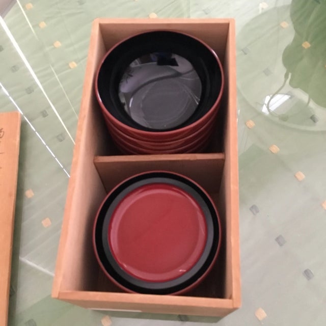1990s Hand-Painted Red Lacquered Rice Bowls With Lids- Set of 5 With Original Box, Made in China For Sale - Image 9 of 12