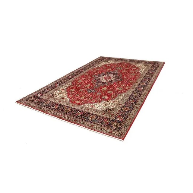 Hand-knotted Middle Eastern rug from Tabriz | Knot density: 200.000 knots/m² | Material: 100% virgin wool | Size: 205 x...