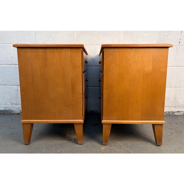 Ethan Allen Pair of Mid 20th Century Modern Maple Nightstands by Ethan Allen For Sale - Image 4 of 14