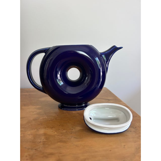 1950’s Hall China Company Made in the Usa Impeccable Iconic Vintage Cobalt Blue Doughnut Novelty Teapot For Sale - Image 4 of 18