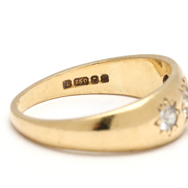 1980s British .50ctw Diamond Three Stone Band Ring, 18k Yellow Gold, Ring Size 5.25 For Sale - Image 5 of 7