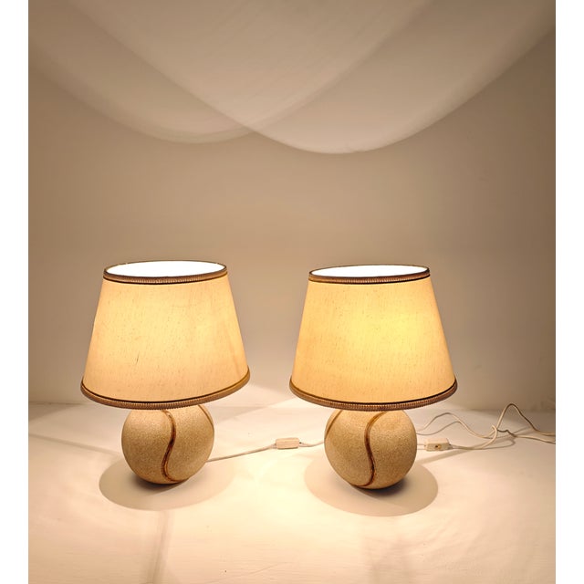ZACCAGNINI UGO Made in Italy, ca. 1970 Pair of ceramic table lamps with a ground stone effect. Circular body with a narrow...