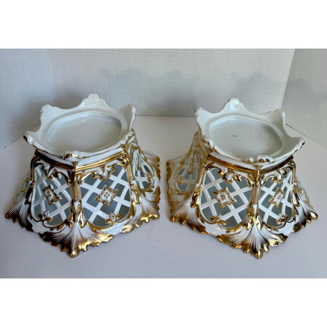 White Pair of French Old Paris Style Reticulated Porcelain Jardinieres With Parcel Gilt Decoration For Sale - Image 8 of 12