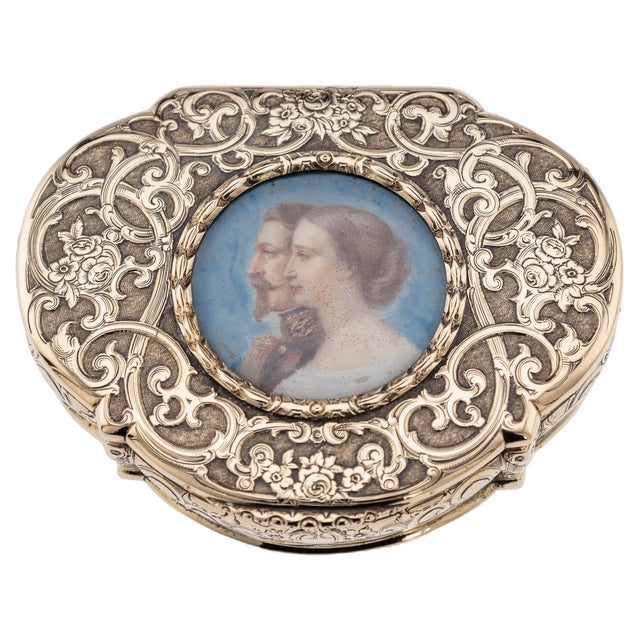 18k Gold Royal Presentation Snuff Box, France, 1850s For Sale