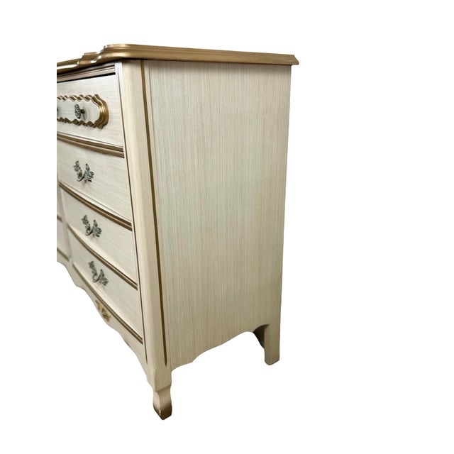 Vintage French Provincial Six-Drawer Dresser in Cream and Gold With Louis XV Details For Sale In Philadelphia - Image 6 of 17