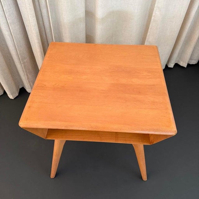 Wood 1950s Heywood-Wakefield Aristocraft Champagne Maple Lamp Table For Sale - Image 7 of 11