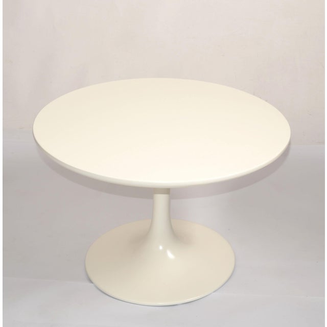 Wood 1960s Vintage Eero Saarinen Style Off White Tulip Base Coffee Table Attributed to Knoll For Sale - Image 7 of 12