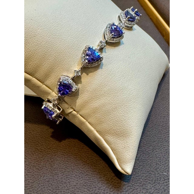 13 Carat Natural Tanzanite & 2.5 Ct Diamond Tennis Bracelet 14 Karat White Gold For Sale - Image 4 of 18