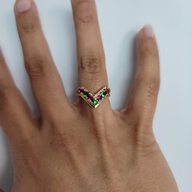 ♥ Product Summary ♥ Main Stone: Synthetic Ruby & Emerald Band Material: 14k Yellow Gold Stone Cut: Round Weight: 4 grams