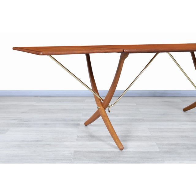 1950s Danish Modern at-304 Dining Table by Hans J. Wegner in Teak and Oak For Sale - Image 5 of 13