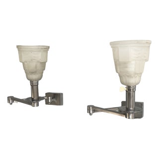 Italian Art Deco Wall Lamps in Metal and White Glass, 1940s, Set of 2 For Sale
