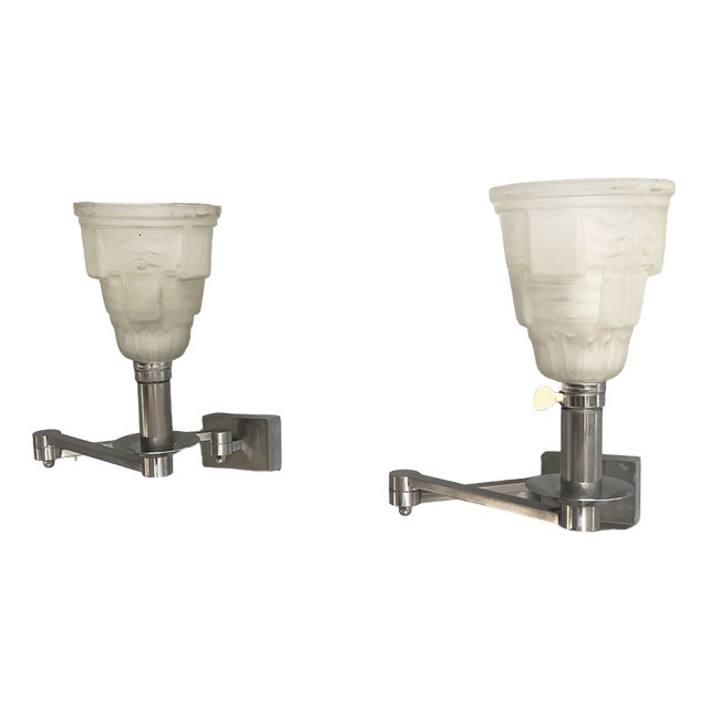 Italian Art Deco Wall Lamps in Metal and White Glass, 1940s, Set of 2 For Sale