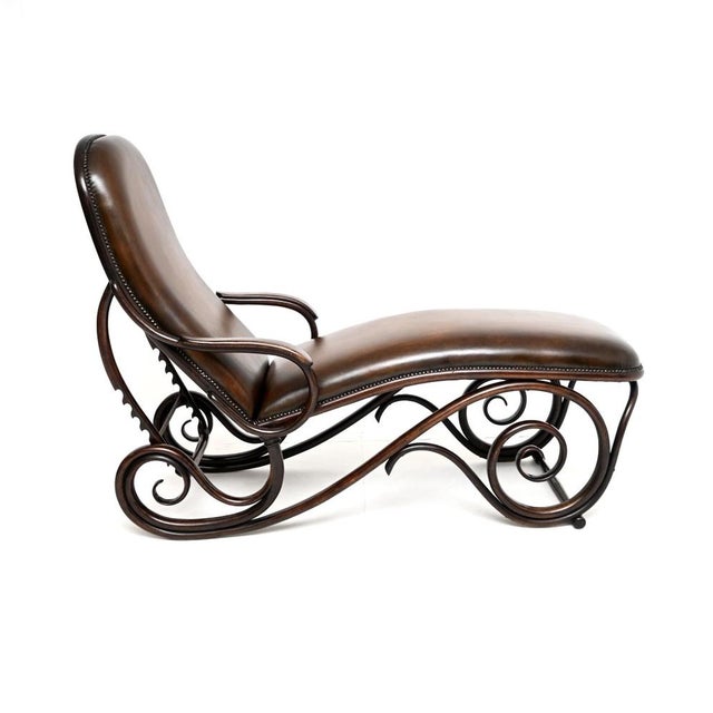 An outstanding antique bentwood leather chaise longue, made in Austria and dating from around the 1880-1900 period. It is...