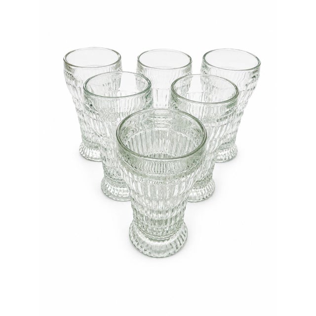 Bring back the charm of the classic American soda fountain with this vintage set of six Jeanette Glass Company soda shop...