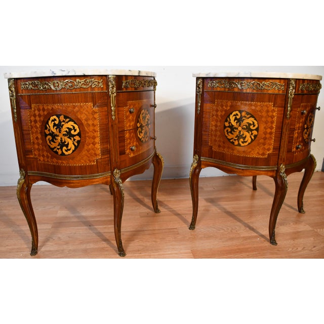 1930s Pair French Louis XV Walnut Satinwood Inlay & Marble Top Nightstands / Small Commodes For Sale - Image 9 of 18