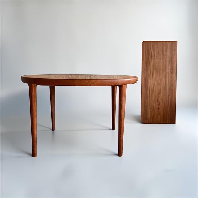 Brown Danish Round and Oval Extendable Dining Table in Teak by Ib Kofod-Larsen for Faarup Møbelfabrik, 1960s For Sale - Image 8 of 18