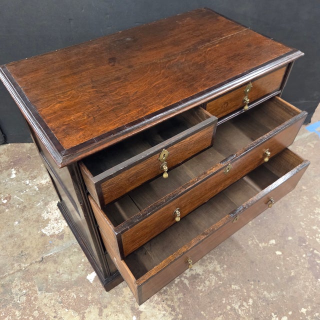Late 19th Century Georgian 5 Drawer Oak Chest With Dark Cherry Banding With Brass Drop Pulls and Ecustions For Sale - Image 10 of 13