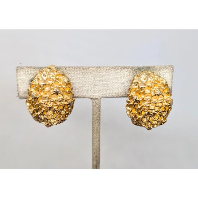 Vintage 1960s Signed Hattie Carnegie Goldtone 3d Flower Half Hoop Clip Earrings-2 Pieces For Sale In Philadelphia - Image 6 of 7