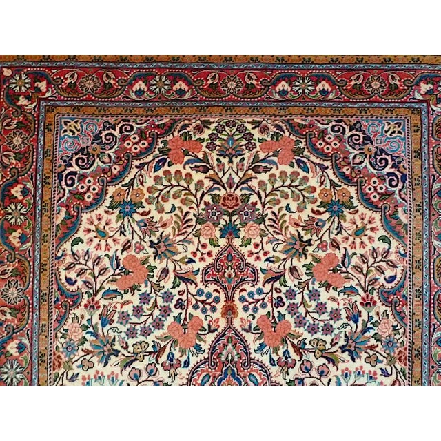 This Malayer rug is made of cotton from cod wool. Very fine and dense link with approx. 500,000 knots / m².