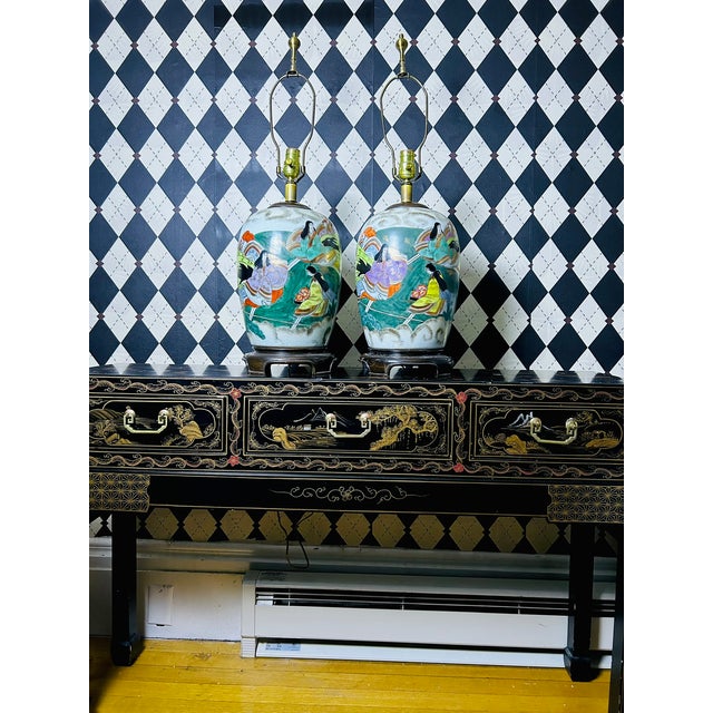 1950s 1950s Hand-Painted Japanese Porcelain Tabletop Lamps Pair Court Ladies, Large 32"h For Sale - Image 5 of 18