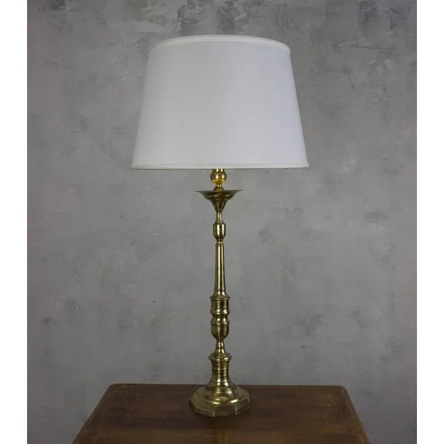 Beautifully turned bronze and brass give this French table lamp from the 1940s its refined character and timeless appeal....