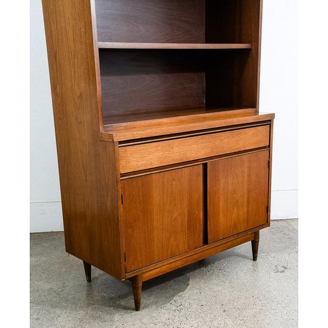 1960s Mid Century Modern China Cabinet Hutch Glass Display Walnut Furniture Drawers For Sale - Image 11 of 12