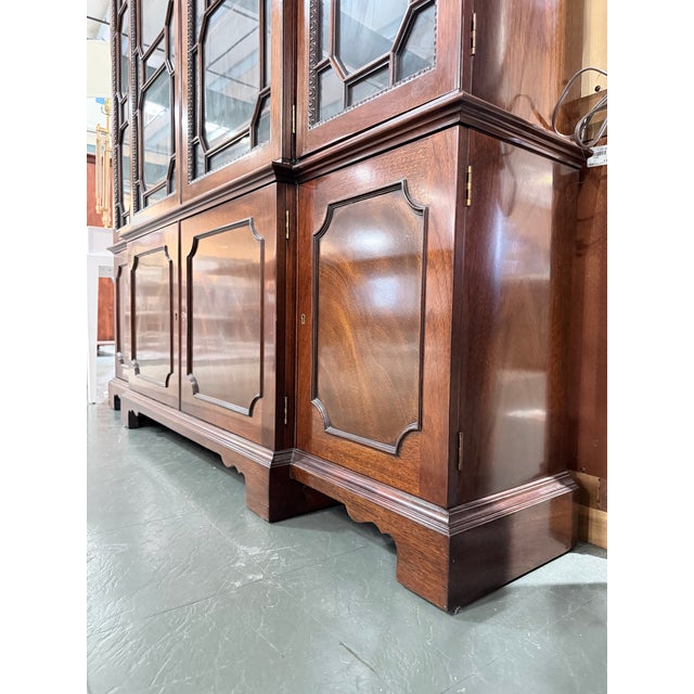 Late 20th Century Kindel Winterthur Mahogany Breakfront China Cabinet For Sale - Image 11 of 12