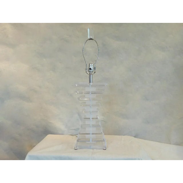 Mid-Century Modern Geometric Mid-Century Lucite Table Lamp For Sale - Image 3 of 10