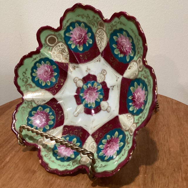 Early 20th Century Antique Japanese Porcelain Gold Encrusted Scalloped Bowl For Sale - Image 4 of 13