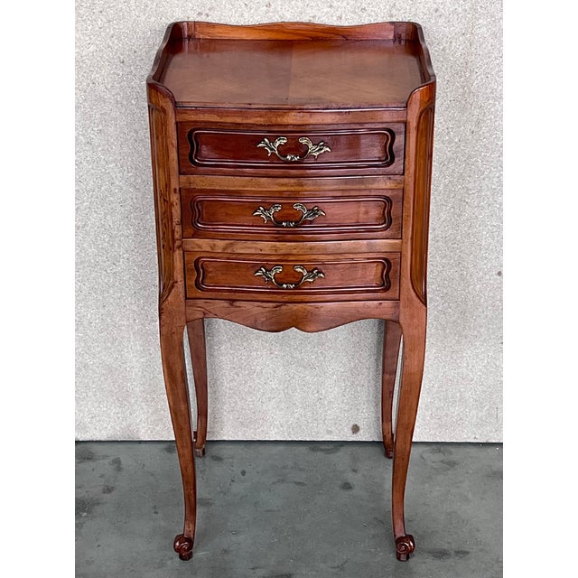 1900 - 1909 Antique Louis XV French Marquetry Nightstands, Set of 2 For Sale - Image 5 of 13