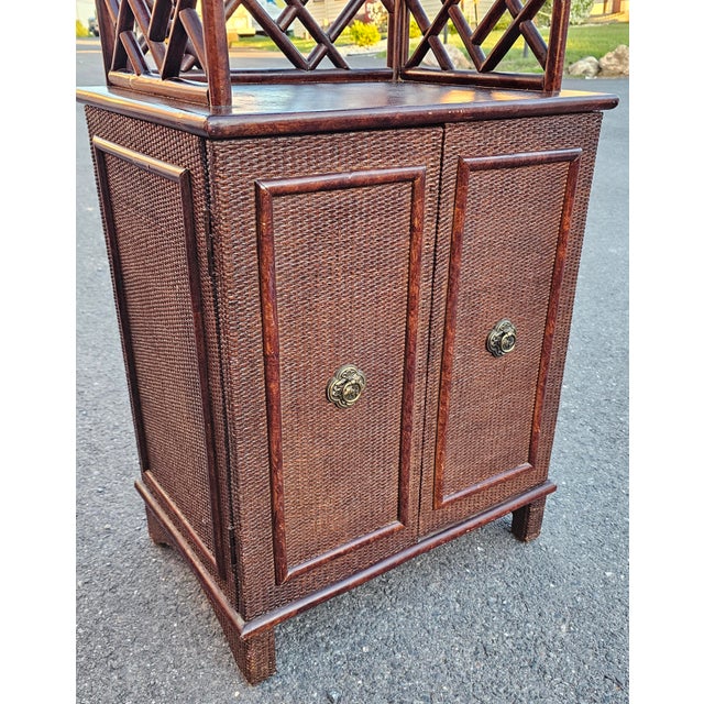 20th Century Chinese Chippendale Pagoda-Style Rattan Bookcase Étagère Cabinet For Sale - Image 13 of 13