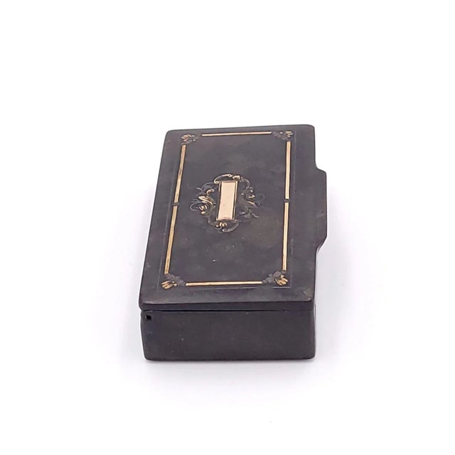 French French Papier-Mâché Snuff Box Inlaid With Gold, Circa 1840 For Sale - Image 3 of 10