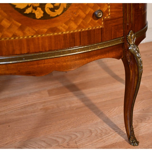 Wood 1930s Pair French Louis XV Walnut Satinwood Inlay & Marble Top Nightstands / Small Commodes For Sale - Image 7 of 18