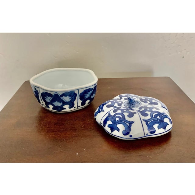 Chinoiserie Blue and White Chinoiserie Ceramic Box For Sale - Image 3 of 6