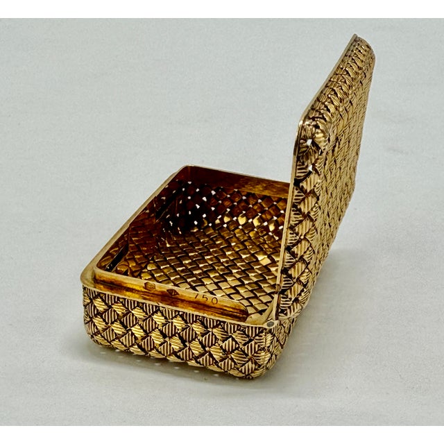 French Circa 1950 Van Cleef & Arpels 18k Basketweave Pill Box For Sale - Image 11 of 14