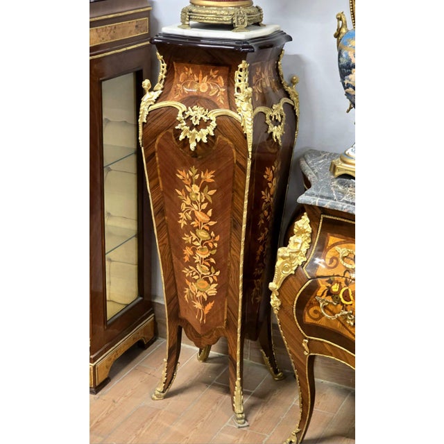 French Louis XV Bombe Chest With Marble Top, Three Drawers & Gilded Bronze Ormolu Mounts For Sale - Image 4 of 5