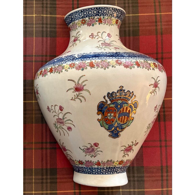 English Vtg. Italian Majolica Heraldic Wall Pocket Vases – Large Hand‑Painted Pair With Cracklelure - British Colonial - Chinoiserie - European - See Photos! For Sale - Image 3 of 11