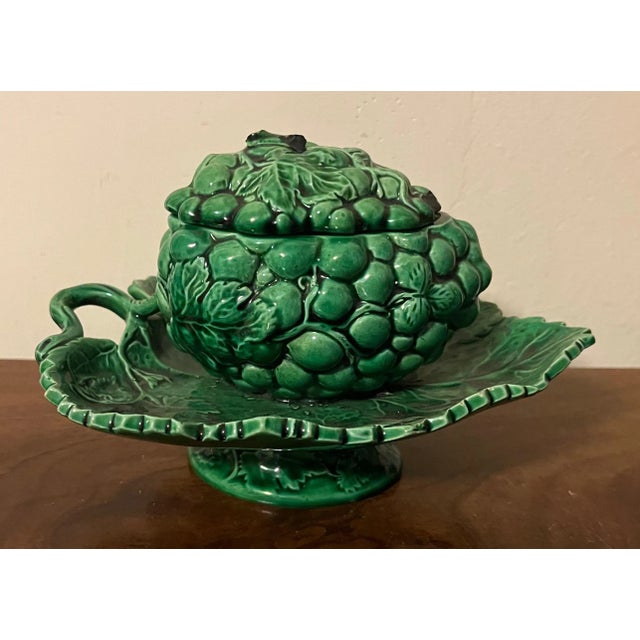 Antique 19th Century English Regency Green Pottery Sauce Tureen in the Form of a Grape Cluster and Leaf For Sale In New York - Image 6 of 13