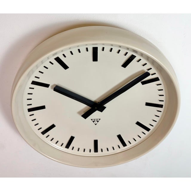 Large Industrial Bakelite Factory Wall Clock from Pragotron, 1960s For Sale - Image 4 of 18