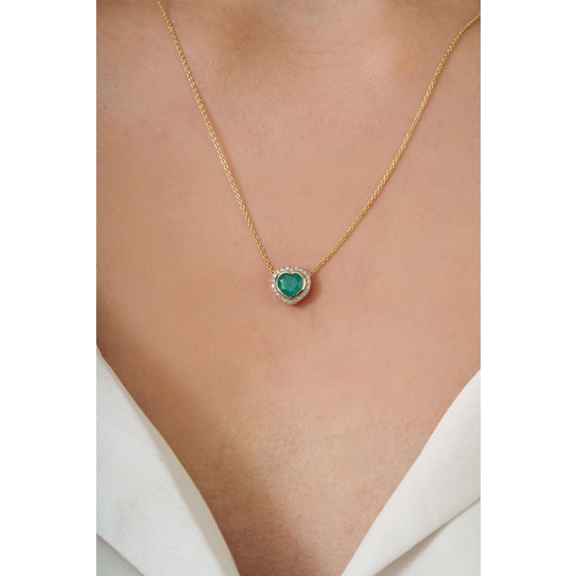 Art Deco Heart-Cut Natural Emerald Diamond Vintage Necklace in 14k Yellow Gold For Sale - Image 3 of 15