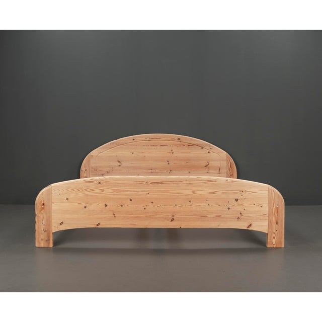 Clear and simple design from the 1970s. The arched headboard merges fluidly into the vertical legs, while the footboard is...