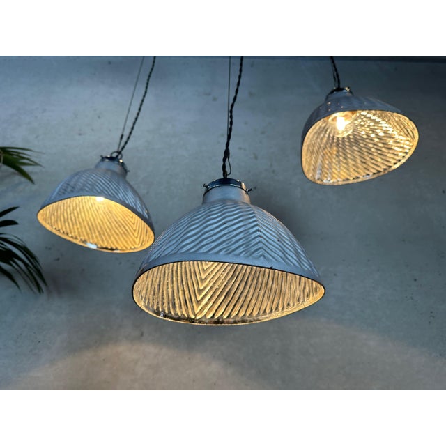 Three antique glass lampshades by Helioray. Mounted on a chrome lampshade holder. Equipped with 1 porcelain/brass E27...
