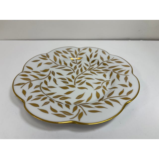 Gold olive leaves and matte gold filets add a Mediterranean elegance to the Olivier Dinnerware collection. This salad...