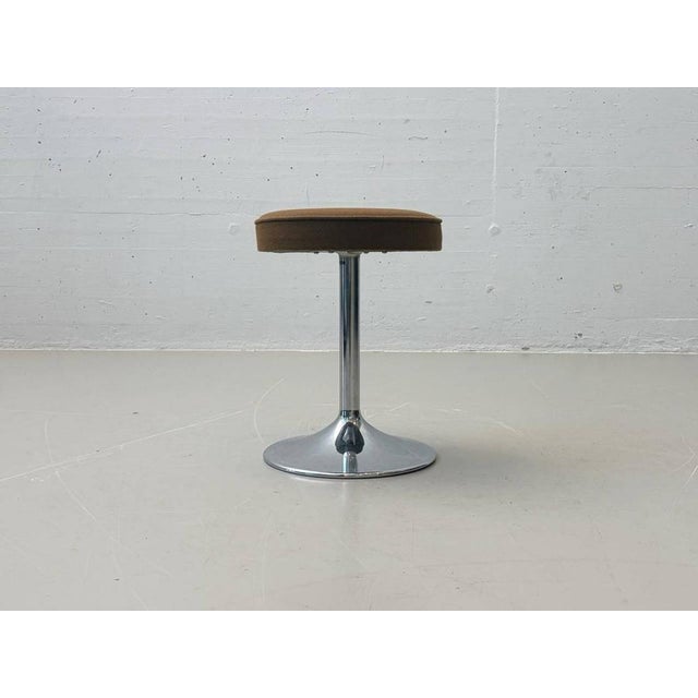 These elegant vintage stools from Vitra are characterized by their clean, functional design. The round seat is upholstered...