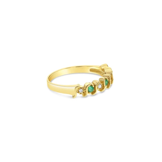 Contemporary Emerald Diamond S Style Wedding Band 14 Yellow Gold, Size 3 For Sale - Image 3 of 3