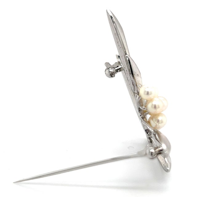 Traditional 1990s Mikimoto Estate Akoya Pearl Brooch Pin Sterling Silver For Sale - Image 3 of 11